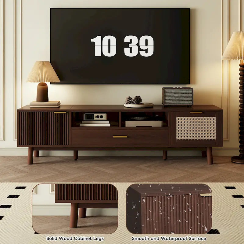 Tmavě hnědý TV stolek z masivního dřeva pro 75" TV, TV konzola s dvířky s tichým dovíráním a sklopnými dvířky