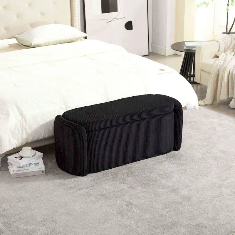 Čalouněná lavice k posteli, úložný otoman z látky s bezpečnostními panty, polstrovaná podnožka do předsíně,